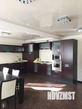 Коттедж 220м&sup2;, 2-этажный, на длительный срок, 