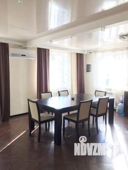 Коттедж 220м&sup2;, 2-этажный, на длительный срок, 