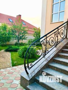 Коттедж 400м², 3-этажный, участок 10 сот.  