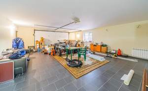 Дом 700м&sup2;, 3-этажный, участок 24 сот.  