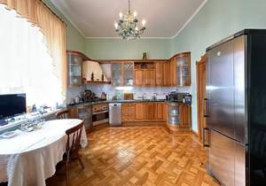 Дом 371м², 3-этажный, участок 10 сот.  