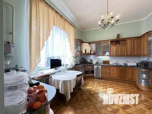 Коттедж 371м², 3-этажный, участок 10 сот.  