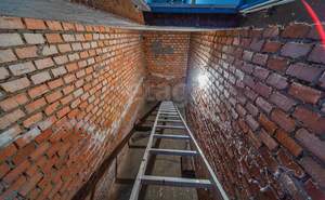 Дом 700м&sup2;, 3-этажный, участок 24 сот.  