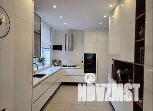 Коттедж 363м², 3-этажный, участок 11 сот.  