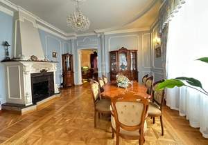 Дом 371м², 3-этажный, участок 10 сот.  