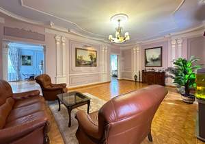 Дом 371м², 3-этажный, участок 10 сот.  