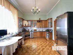 Дом 371м², 3-этажный, участок 10 сот.  