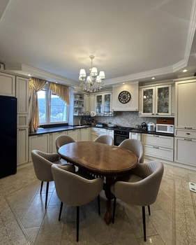 4-к квартира, вторичка, 140м2, 4/4 этаж